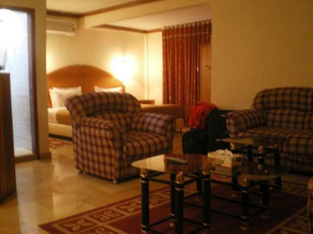 קומסי Hotel De Texas מראה חיצוני תמונה