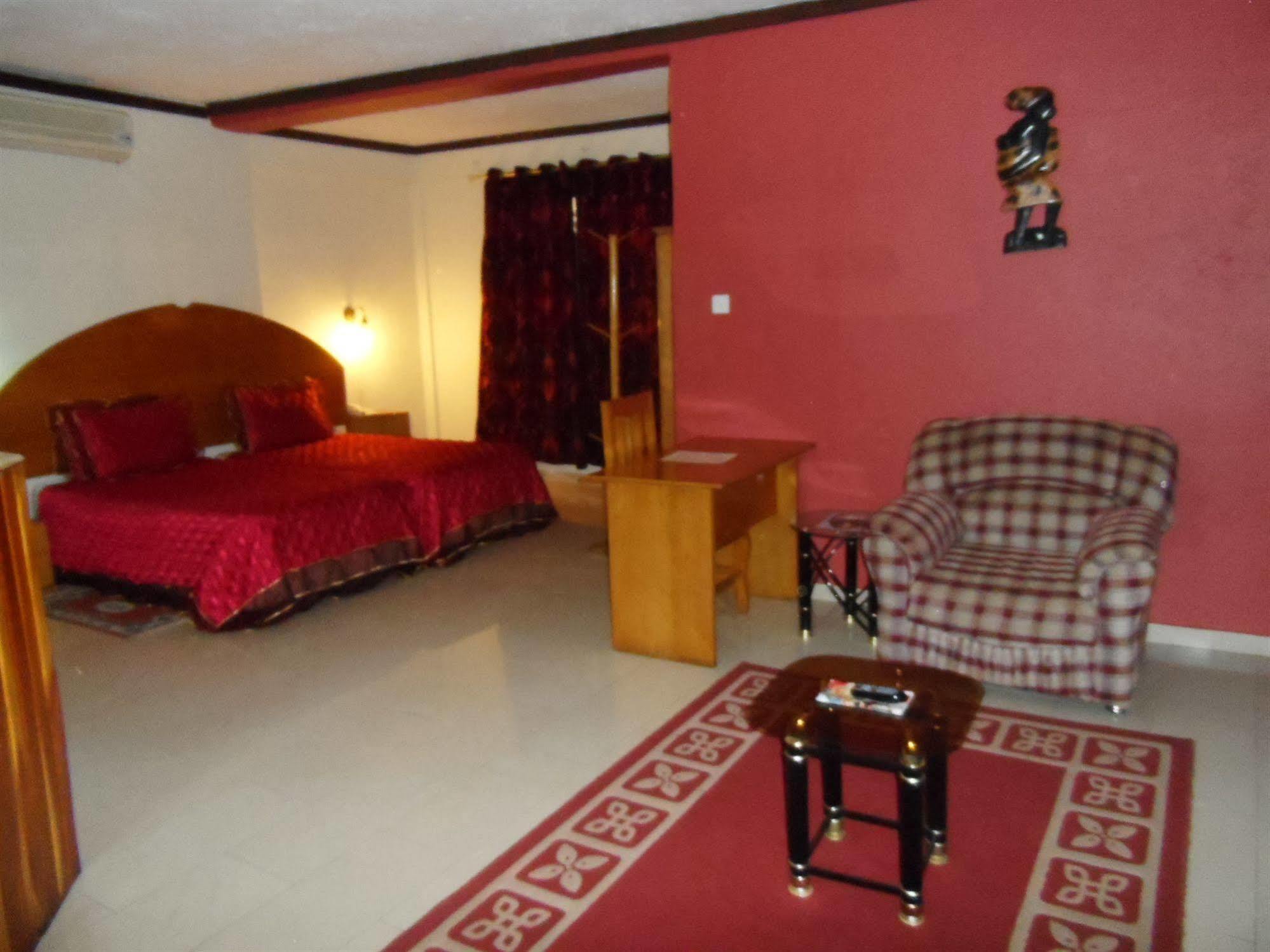 קומסי Hotel De Texas מראה חיצוני תמונה